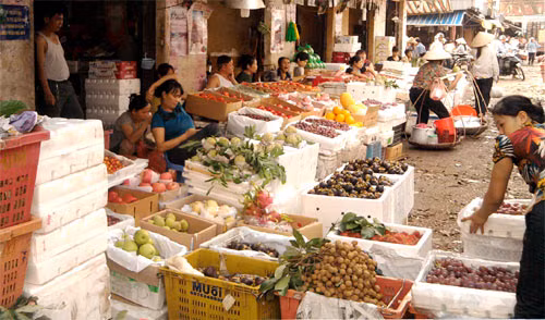 Về đến các chợ lẻ, giá bị tăng lên gấp 10, thậm chí 20 lần. Không gì lãi bằng buôn hoa quả nhập khẩu Về đến các chợ lẻ, giá bị tăng lên gấp 10, thậm chí 20 lần. Không gì lãi bằng buôn hoa quả nhập khẩu