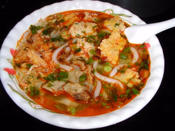 3. Bánh canh cua Huế Bánh canh cua được làm rất đơn giản nhưng khi ăn lại rất hấp dẫn. Đây được xem là món ăn bình dị của xứ miền Trung, với cách làm rất đơn giản nhưng khi ăn vào lại vô cùng hấp dẫn. Để làm bột bánh canh người ta cho bột và muối vào nước nóng rồi nhồi cho đến khi bột có độ dẻo sau đó bột được cán dẹp và cắt từng miếng mỏng. Kế đến người ta đun nước sôi và cho bột bánh canh vào luộc. 3. Bánh canh cua Huế Bánh canh cua được làm rất đơn giản nhưng khi ăn lại rất hấp dẫn. Đây được xem là món ăn bình dị của xứ miền Trung, với cách làm rất đơn giản nhưng khi ăn vào lại vô cùng hấp dẫn. Để làm bột bánh canh người ta cho bột và muối vào nước nóng rồi nhồi cho đến khi bột có độ dẻo sau đó bột được cán dẹp và cắt từng miếng mỏng. Kế đến người ta đun nước sôi và cho bột bánh canh vào luộc.
