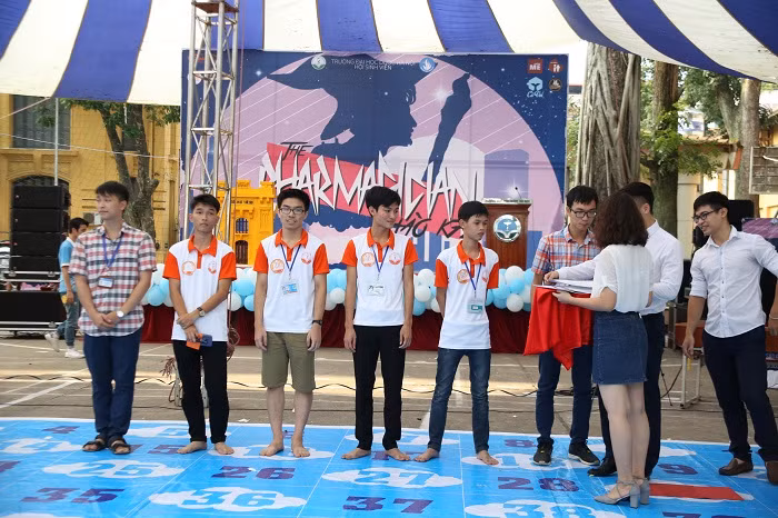 Trao giải cho các thí sinh xuất sắc (từ trái sang: Kiều Minh Hiếu 135 điểm , Nguyễn Trung Nghĩa 305 điểm, Lưu Việt Hoàng 185 điểm, Bùi Văn Sơn 275 điểm).