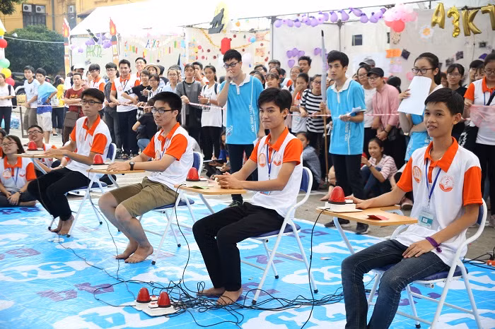 Những thí sinh còn lại của vòng thi (từ trái sang: Kiều Minh Hiếu – A2K72, Nguyễn Trung Nghĩa – A7K72, Lưu Việt Hoàng – A5K72, Bùi Văn Sơn– A1K72).