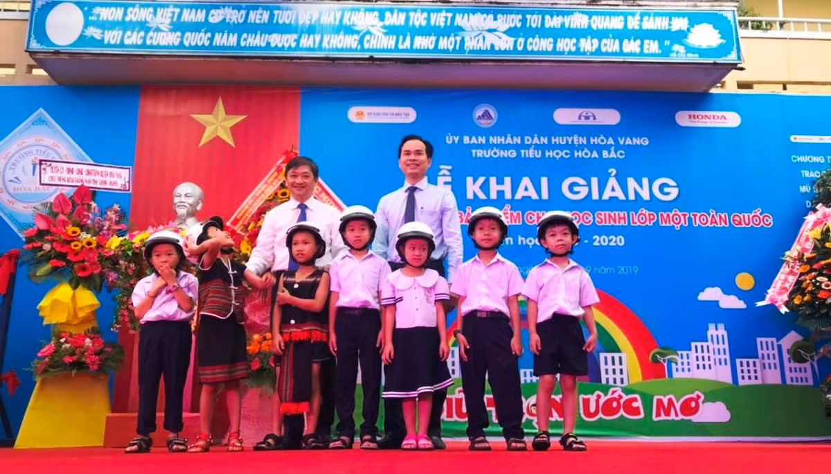 Phó Chủ tịch Ủy ban nhân dân thành phố Đà Nẵng Đặng Việt Dũng chụp ảnh cùng học sinh Trường Tiểu học Hòa Bắc trong ngày khai giảng.