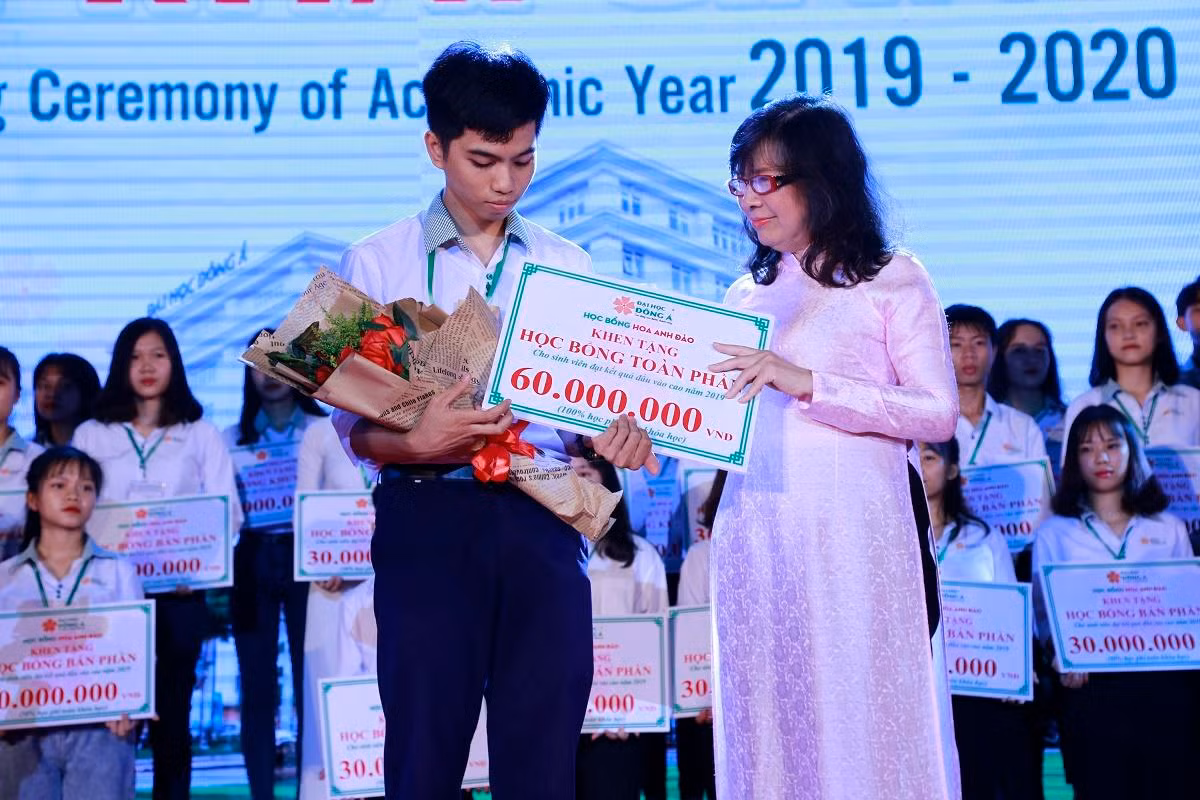 Trao học bổng cho thủ khoa Nguyễn Châu Phát trong lễ khai giảng.