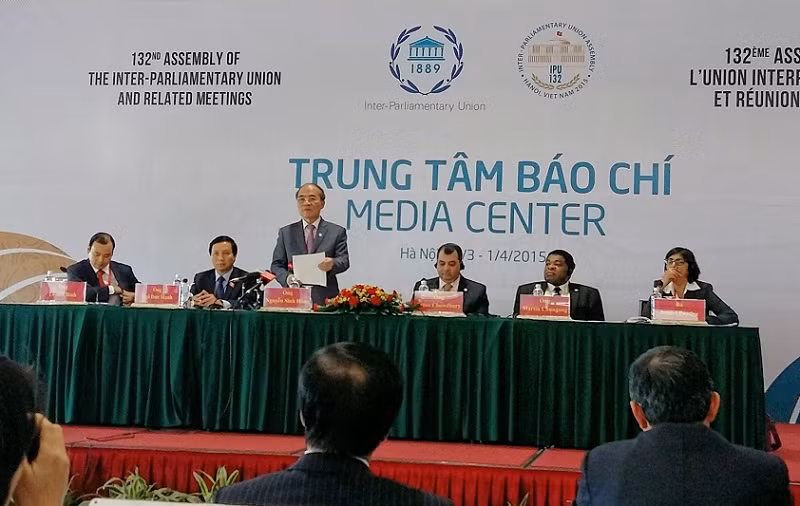 Chủ tịch Quốc hội Nguyễn Sinh Hùng, Chủ tịch Đại hội IPU - 132 thông tin với báo chí quốc tế về kết quả hoạt động của IPU - 132. ảnh: Ngọc Quang.
