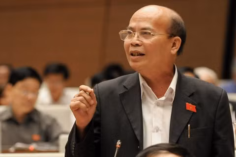 Đại biểu Quốc hội Đỗ Văn Đương đặt ra một loạt các câu hỏi liên quan tới 5 vụ án đặc biệt nghiêm trọng thời gian qua. ảnh: VPQH.
