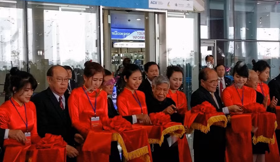 Chủ tịch Quốc hội Nguyễn Sinh Hùng, nguyên Tổng Bí thư Lê Khả Phiêu, nguyên Chủ tịch Quốc hội Nguyễn Văn An cắt băng khánh thành Nhà ga T2. Ảnh: Ngọc Quang.