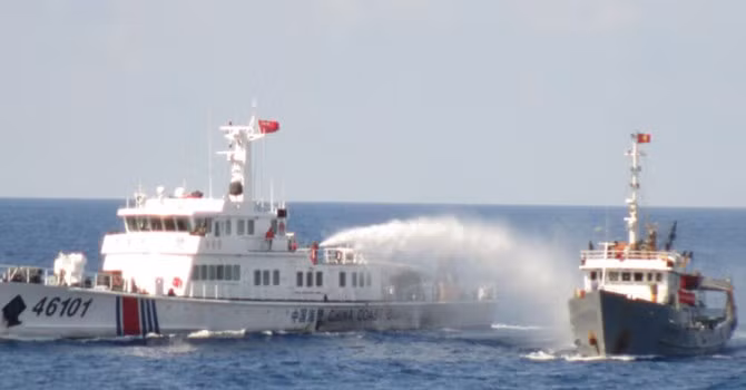 Tàu Trung Quốc chủ động đâm húc, phun nước vào các tàu thực thi pháp luật của Việt Nam ngay trong vùng biển Việt Nam. Tàu Trung Quốc chủ động đâm húc, phun nước vào các tàu thực thi pháp luật của Việt Nam ngay trong vùng biển Việt Nam.