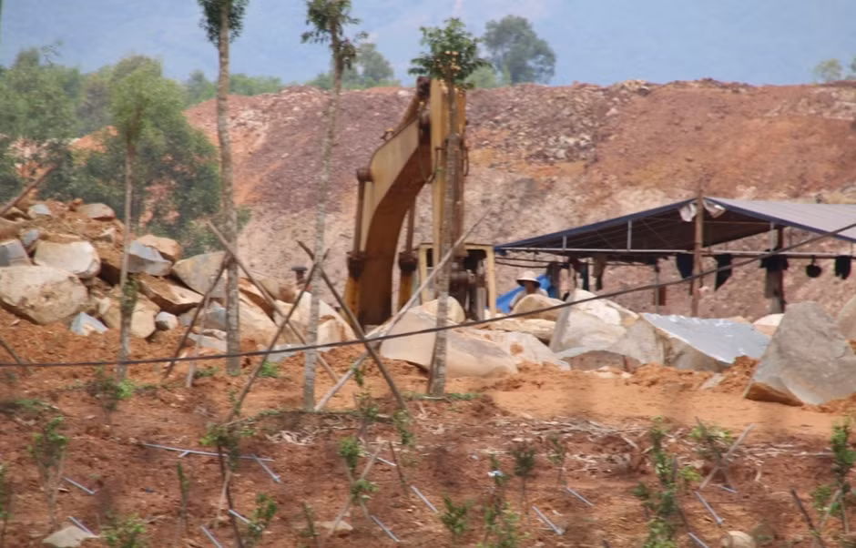 Dư luận đang chờ sự vào cuộc xử lý kiểu "núp bóng" trang trại kiểu mẫu để khai thác đá trái phép từ chính quyền huyện Duy Xuyên. Ảnh Thùy Linh