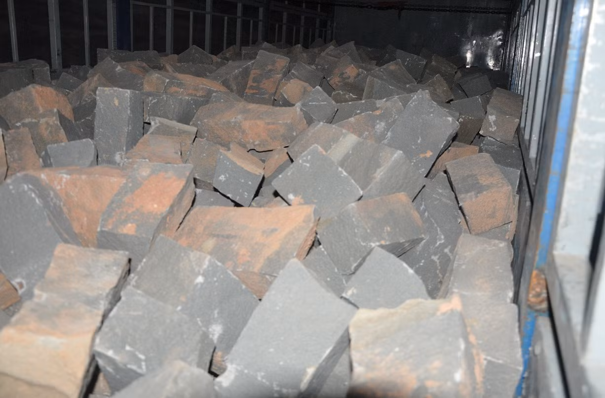 Số đá sau khi được cưa xẻ trong "trang trại kiểu mẫu" rồi được bốc lên xe tải chở đi tiêu thụ, bị công an huyện Duy Xuyên kiểm tra, thu giữ. Ảnh Thùy Linh