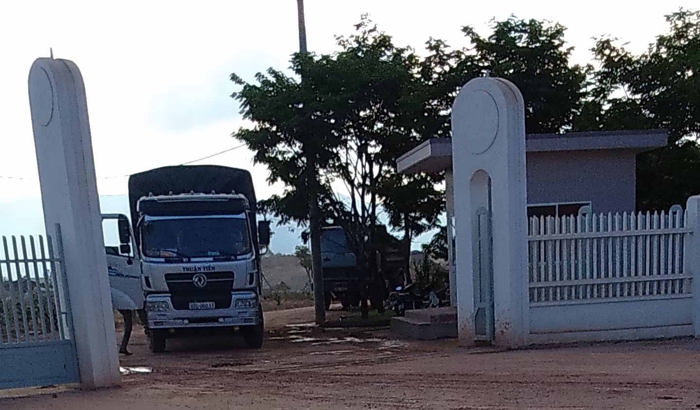Xe tải chở đá từ "trang trại kiểu mẫu" của đại gia Ngọc Anh chiều 25/5...đi tiêu thụ. Ảnh Thùy Linh