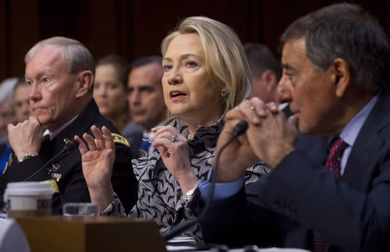 Ngoại trưởng Hillary Clinton, Bộ trưởng Quốc phòng Leon Panetta (bên phải), Chủ tịch Hội đồng tham mưu liên quân Martin Dempsey đồng thanh lên tiếng hối thúc các nhà lập pháp Mỹ sớm thông qua Công ước biển Liên Hợp Quốc