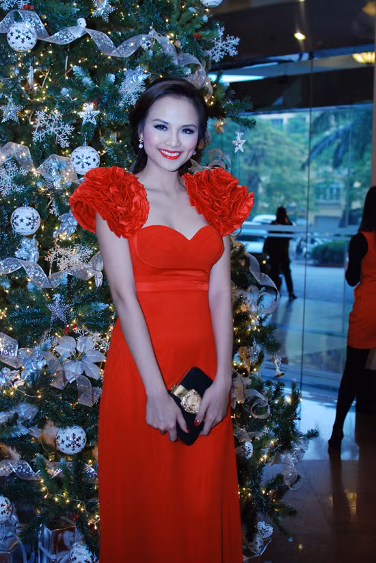 Diễm Hương đẹp rực rỡ trong đêm Noel Hà Nội ảnh 14