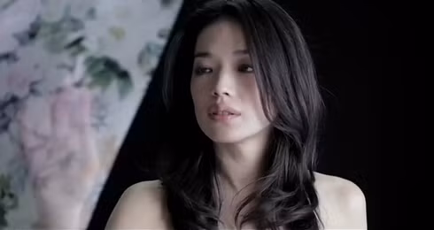 Thư Kỳ vốn được biết đến với vẻ đẹp gợi cảm, trong MV này, dù khỏa thân, nét đẹp của cô lại đằm thắm, dịu dàng. Diễn xuất gây xúc động của cô đã khiến nhiều nhân viên trong êkíp thực hiện phải khóc theo. Thư Kỳ vốn được biết đến với vẻ đẹp gợi cảm, trong MV này, dù khỏa thân, nét đẹp của cô lại đằm thắm, dịu dàng. Diễn xuất gây xúc động của cô đã khiến nhiều nhân viên trong êkíp thực hiện phải khóc theo.