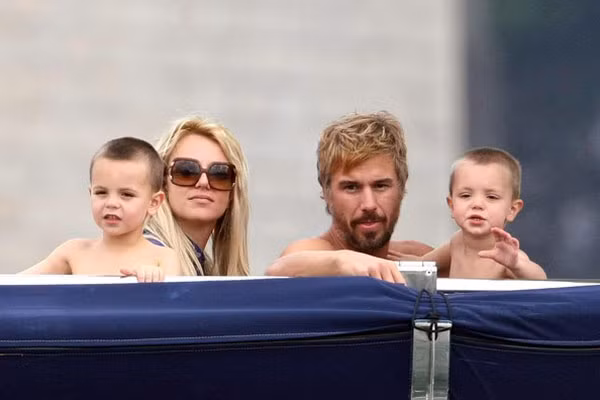 Jason thường dành nhiều thời gian bên Britney và các con của cô.
