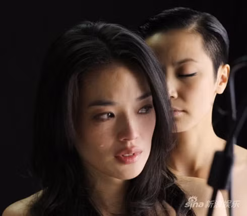 Nét diễn đầy tâm trạng của hai ngôi sao, đặc biệt là Thư Kỳ, khiến MV không hề gợi dục mà rất sâu lắng. Nét diễn đầy tâm trạng của hai ngôi sao, đặc biệt là Thư Kỳ, khiến MV không hề gợi dục mà rất sâu lắng.