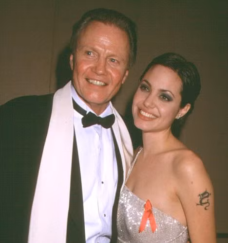 Jolie và bố, Jon Voight có nhiều mâu thuẫn trong quá khứ.
