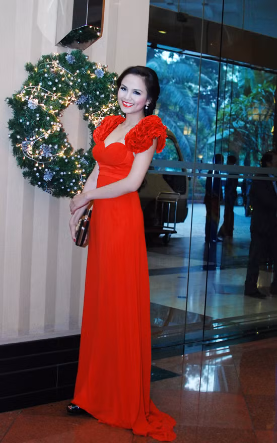 Diễm Hương đẹp rực rỡ trong đêm Noel Hà Nội ảnh 2