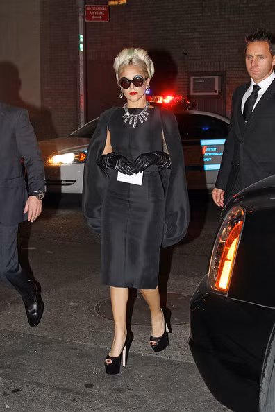 Hôm 20/10, Lady Gaga tới dự một bữa tiệc từ thiện với chiếc váy theo phong cách quý bà cổ điển: váy lụa đen có áo choàng, đeo găng tay, vòng cổ và hoa tai bằng kim cương.