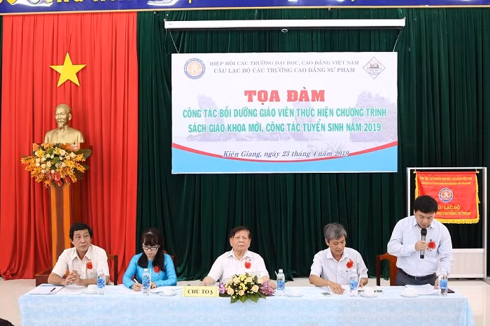 Các đại biểu tham dự tọa đàm phát biểu.