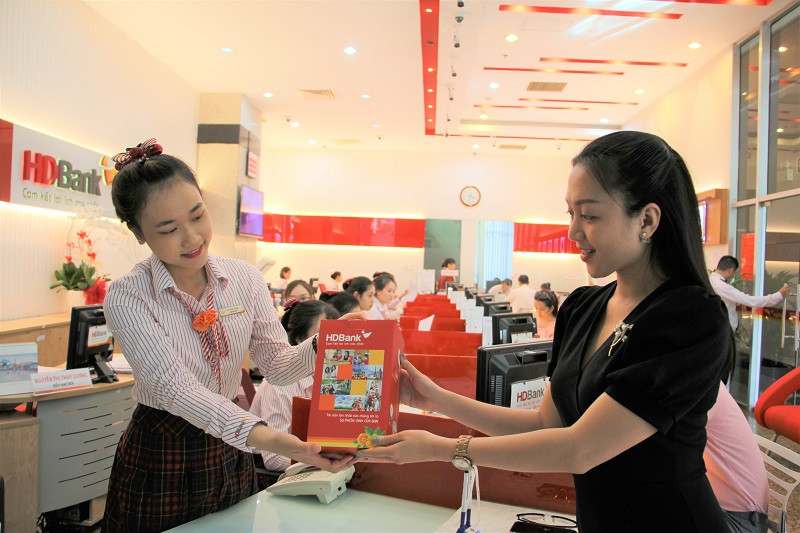 Những món quà được trao tận tay khách hàng Những món quà được trao tận tay khách hàng