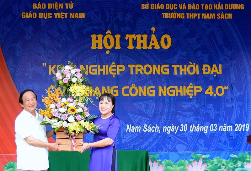 Cô Nguyễn Thị Thúy Hà - Hiệu trưởng Trường trung học phổ thông Nam Sách, tỉnh Hải Dương có lẵng hoa tươi thắm cảm ơn ban tổ chức Hội thảo, Báo Điện tử Giáo dục Việt Nam. Ảnh: Công Tiến Cô Nguyễn Thị Thúy Hà - Hiệu trưởng Trường trung học phổ thông Nam Sách, tỉnh Hải Dương có lẵng hoa tươi thắm cảm ơn ban tổ chức Hội thảo, Báo Điện tử Giáo dục Việt Nam. Ảnh: Công Tiến
