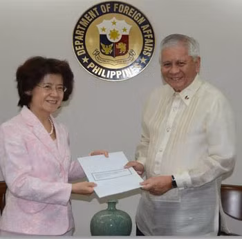 Tháng 10/2012, Ngoại trưởng Philippines Albert del Rosario trao 200 ngàn USD cứu trợ các nạn nhân trận động đất tại Vân Nam - Quý Châu cho bà Đại sứ Trung Quốc Mã Khắc Khanh giờ bị truyền thông Trung Quốc lờ tịt. Tháng 10/2012, Ngoại trưởng Philippines Albert del Rosario trao 200 ngàn USD cứu trợ các nạn nhân trận động đất tại Vân Nam - Quý Châu cho bà Đại sứ Trung Quốc Mã Khắc Khanh giờ bị truyền thông Trung Quốc lờ tịt.