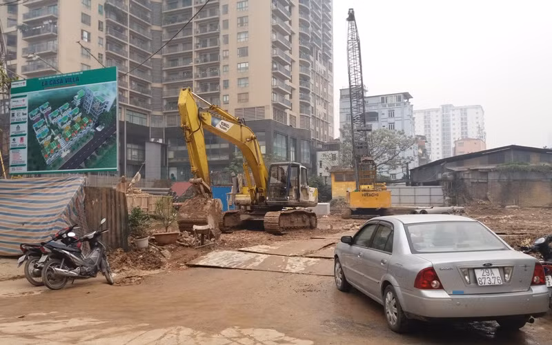 Công trường dự án xây dựng khu hỗn hợp nhà ở thấp tầng và nhà trẻ tại số 25 Vũ Ngọc Phan