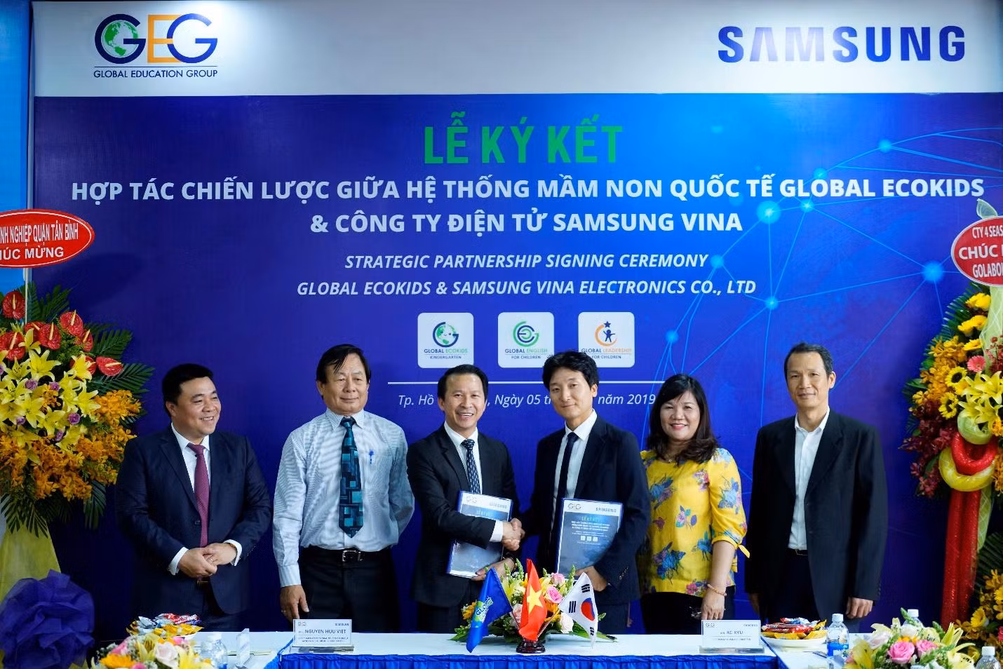 Ông Nguyễn Hữu Việt - Tổng giám đốc Hệ thống Mầm non Quốc tế Global Ecokids và ông KC Ryu Cố vấn cao cấp Công ty điện tử Samsung Vina ký kết hợp tác. (Ảnh: Đ.H)