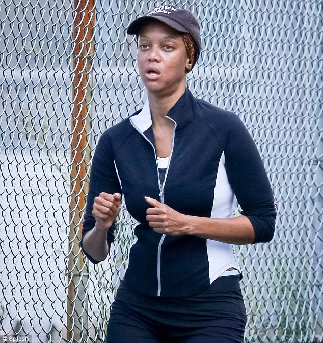 Không ai còn nhận ra siêu mẫu Tyra Banks hay mẹ đẻ của Next Top Model lại chính là "bà cô" da màu này.