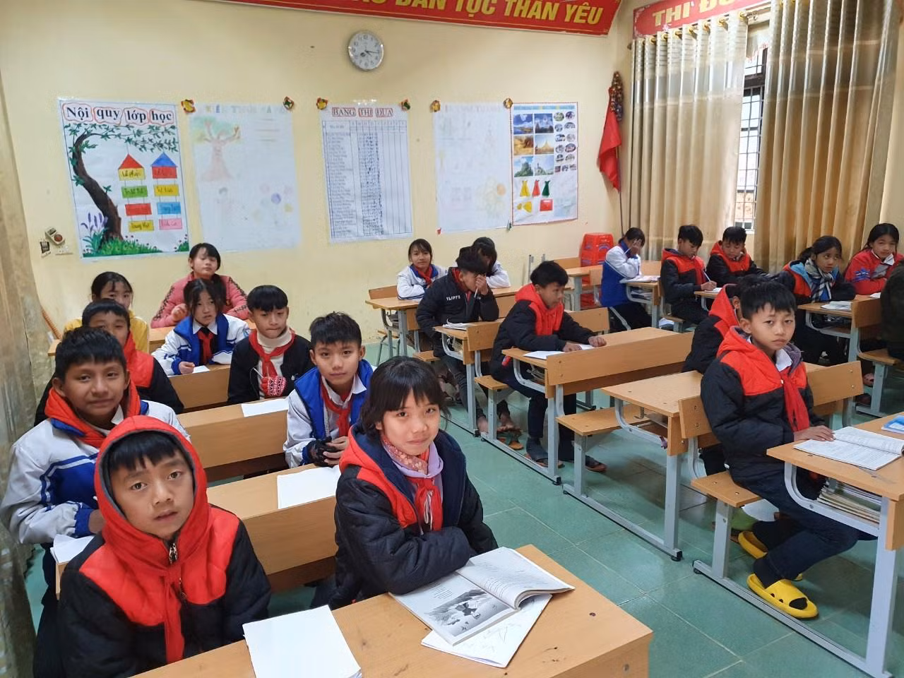 Các em học sinh trường Trung học cơ sở Ka Lăng ấm ám trong mùa đông lạnh.
