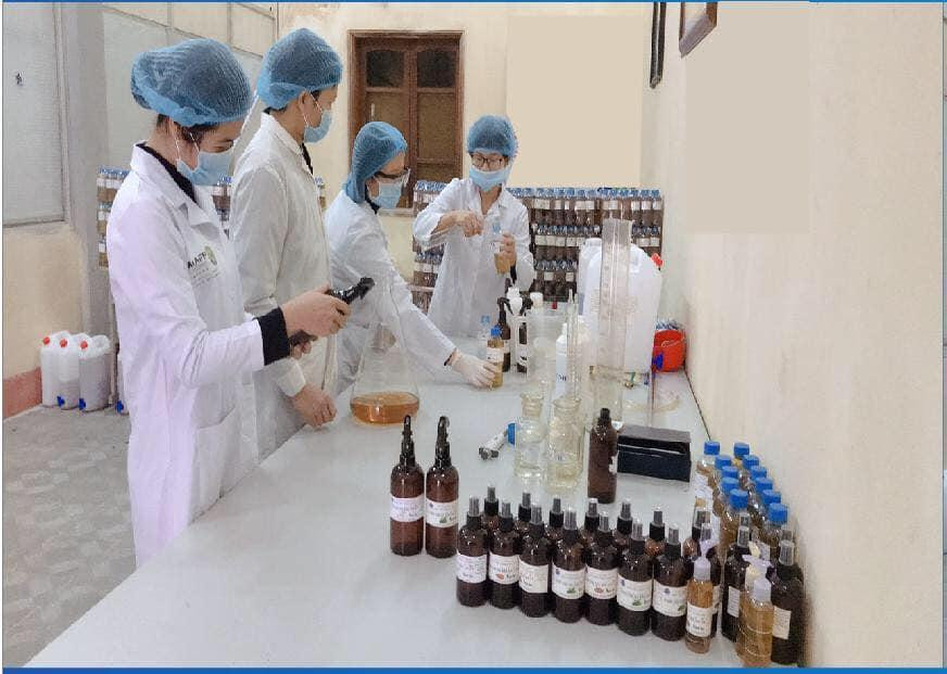 Ban Giám hiệu trường Đại học Sao Đỏ đã giao cho khoa Thực phẩm & Hóa học ngay trong ngày 28/1/2021 tiếp tục sản xuất 600 lít nước rửa tay khô Sao Đỏ (Nano bạc). Ảnh Đại học Sao Đỏ. Ban Giám hiệu trường Đại học Sao Đỏ đã giao cho khoa Thực phẩm & Hóa học ngay trong ngày 28/1/2021 tiếp tục sản xuất 600 lít nước rửa tay khô Sao Đỏ (Nano bạc). Ảnh Đại học Sao Đỏ.