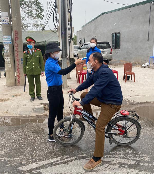 Các tình nguyện viên của Đại học Sao Đỏ tham gia chống dịch. Ảnh: Đại học Sao Đỏ Các tình nguyện viên của Đại học Sao Đỏ tham gia chống dịch. Ảnh: Đại học Sao Đỏ