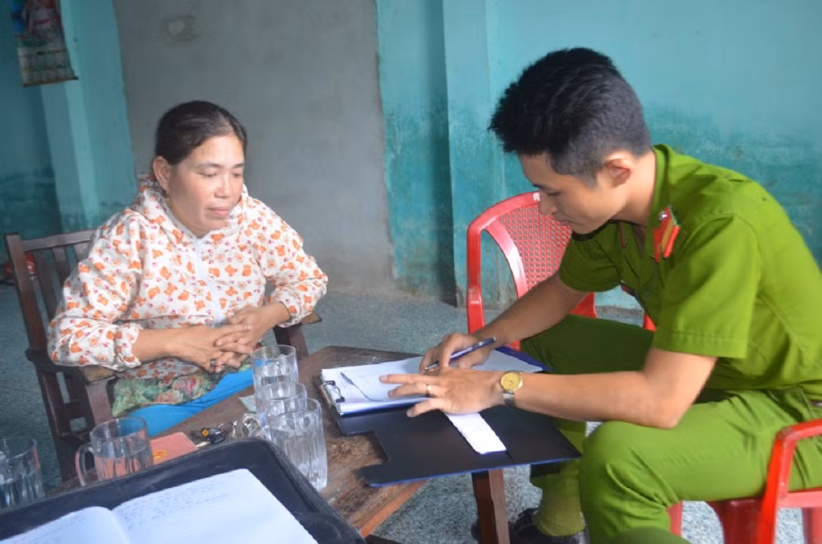 Cơ quan chức năng xử phạt một cơ sở chế biến thực phẩm bẩn ở Đà Nẵng. Ảnh: TT