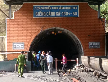 tại khu vực hầm lò mỏ than Vàng Danh - Vinacomin (TP Uông Bí, Quảng Ninh). cũng từng xảy ra vụ tai nạn khiến 7 thợ lò rơi xuống giếng than, 3 người chết vào 24/11 tại khu vực hầm lò mỏ than Vàng Danh - Vinacomin (TP Uông Bí, Quảng Ninh). cũng từng xảy ra vụ tai nạn khiến 7 thợ lò rơi xuống giếng than, 3 người chết vào 24/11