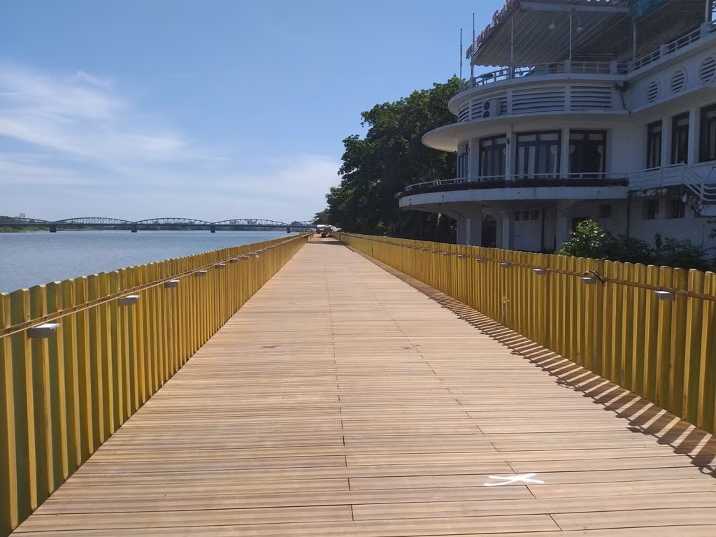 Con đường gỗ lim “siêu sang” với giá trị hơn 5 tỷ đồng nằm ngay sát sông Hương.