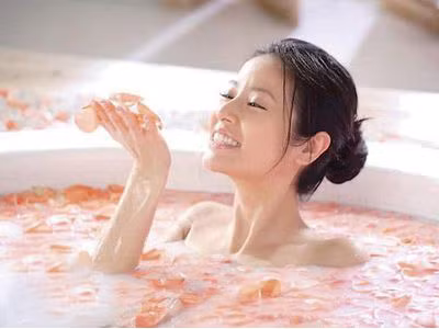 Chính vì thế, một cách đơn giản để hạn chế cũng như loại trừ mùi cơ thể là hãy thường xuyên vệ sinh thân thể mỗi ngày. Ít nhất nên tắm 1 lần/ngày nếu có thể hãy tắm khoảng 2 – 3 lần, vệ sinh cơ thể càng thường xuyên thì càng loại trừ được mồ hồi và sự sinh sôi phát triển của các loại vi khuẩn. Xem thêm: Ăn những thực phẩm này, coi chừng bị "tẩy chay" vì... hôi miệng