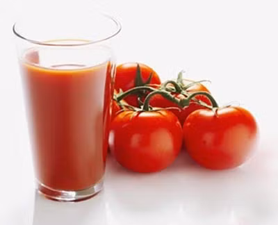 Uống nước ép cà chua: Uống nước ép cà chua: Nước cà chua là loại nước trái cây giàu vitamin, khoáng chất, lại có tác dụng hạn chế quá trình tiết mồ hôi. Các chuyên gia khuyên bạn nên uống một cốc nước cà chua mỗi ngày để cải thiện tình hình. Xem thêm: Ăn những thực phẩm này, coi chừng bị "tẩy chay" vì... hôi miệng