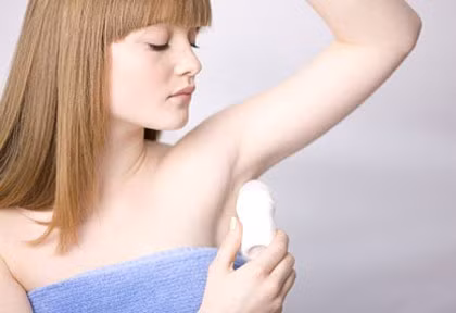 Sô đa: Hãy dùng dung dịch nước sô đa để vệ sinh vùng da dưới nách sẽ giúp hạn chế quá trình tiết mồ hôi và gây nên mùi cơ thể. Xem thêm: Ăn những thực phẩm này, coi chừng bị "tẩy chay" vì... hôi miệng