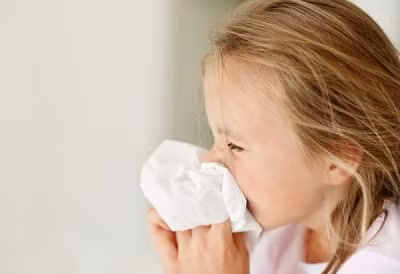 Bệnh viêm mũi, tai: Do bị nước lọt vào gây các bệnh viêm tai, mũi. Khi thấy tai có hiện tượng đau, ngứa, chảy nước phải ngừng bơi và đến gặp bác sỹ chuyên khoa tai mũi họng để được khám và cho thuốc. Xem thêm: Bí quyết "nhỏ", giữ sức khỏe "lớn" trong mùa nắng nóng