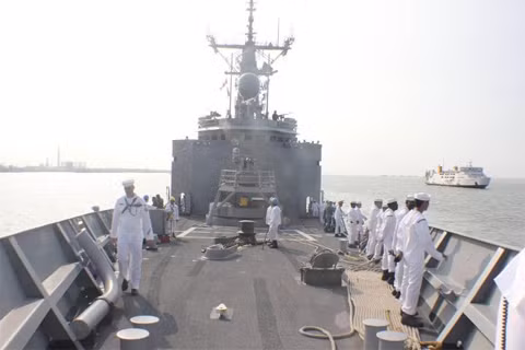 Các thủy thủ Mỹ trên boong tàu USS Vandegrift. Ảnh: Kaskus Các thủy thủ Mỹ trên boong tàu USS Vandegrift. Ảnh: Kaskus