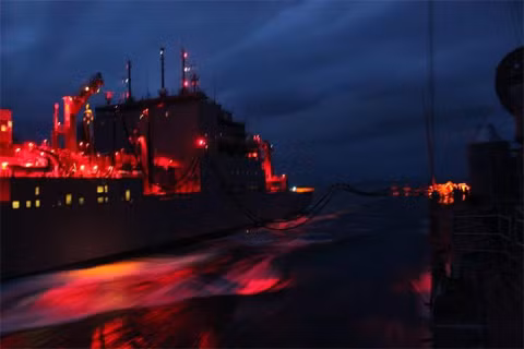 Tàu USS Vandegrift được tiếp liệu trong đêm trên biển Java từ tàu USNS Washington Chambers. Ảnh: US Navy Tàu USS Vandegrift được tiếp liệu trong đêm trên biển Java từ tàu USNS Washington Chambers. Ảnh: US Navy