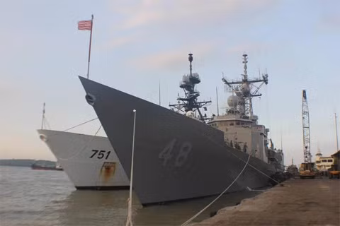 Cận cảnh phần mũi của tàu USS Vandegrift và tàu USCG Waesche tại cảng Tanjung Perak. Ảnh: Kaskus Cận cảnh phần mũi của tàu USS Vandegrift và tàu USCG Waesche tại cảng Tanjung Perak. Ảnh: Kaskus