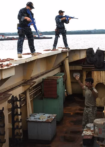 Những khẩu súng giả màu xanh được lính Mỹ sử dụng trong bài tập này. Ảnh: US Navy Những khẩu súng giả màu xanh được lính Mỹ sử dụng trong bài tập này. Ảnh: US Navy