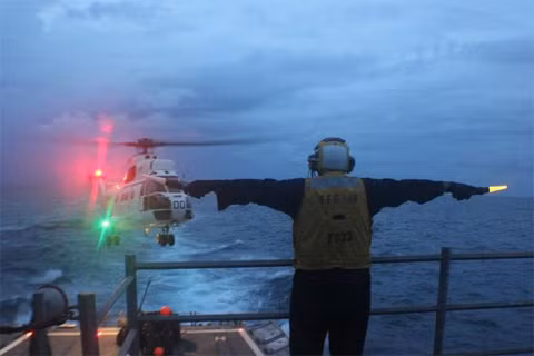 Một chiếc trực thăng chuẩn bị đáp xuống boong tàu USS Vandegrift. Ảnh: US Navy Một chiếc trực thăng chuẩn bị đáp xuống boong tàu USS Vandegrift. Ảnh: US Navy