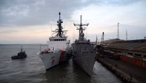 Khu trục hạm USS Vandegrift (FFG-48) và tàu tuần duyên USCG Waesche (WMSL-751) tại cảng Tanjung Perak, Surabaya, thủ phủ tỉnh Đông Java hôm 29/5. Cùng tới Indonesia lần này còn có tàu đổ bộ USS Germantown (LSD-42). Ảnh: Tempo Khu trục hạm USS Vandegrift (FFG-48) và tàu tuần duyên USCG Waesche (WMSL-751) tại cảng Tanjung Perak, Surabaya, thủ phủ tỉnh Đông Java hôm 29/5. Cùng tới Indonesia lần này còn có tàu đổ bộ USS Germantown (LSD-42). Ảnh: Tempo
