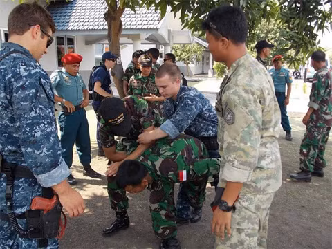 Binh sĩ Mỹ và Indonesia cùng nhau tập luyện kỹ năng chiến đấu trong cuộc diễn tập CARAT. Ảnh: US Navy Binh sĩ Mỹ và Indonesia cùng nhau tập luyện kỹ năng chiến đấu trong cuộc diễn tập CARAT. Ảnh: US Navy