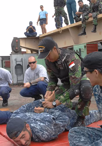 Một lính Mỹ bị binh sĩ Indonesia khóa chặt tay ra phía sau. Ảnh: US Navy Một lính Mỹ bị binh sĩ Indonesia khóa chặt tay ra phía sau. Ảnh: US Navy