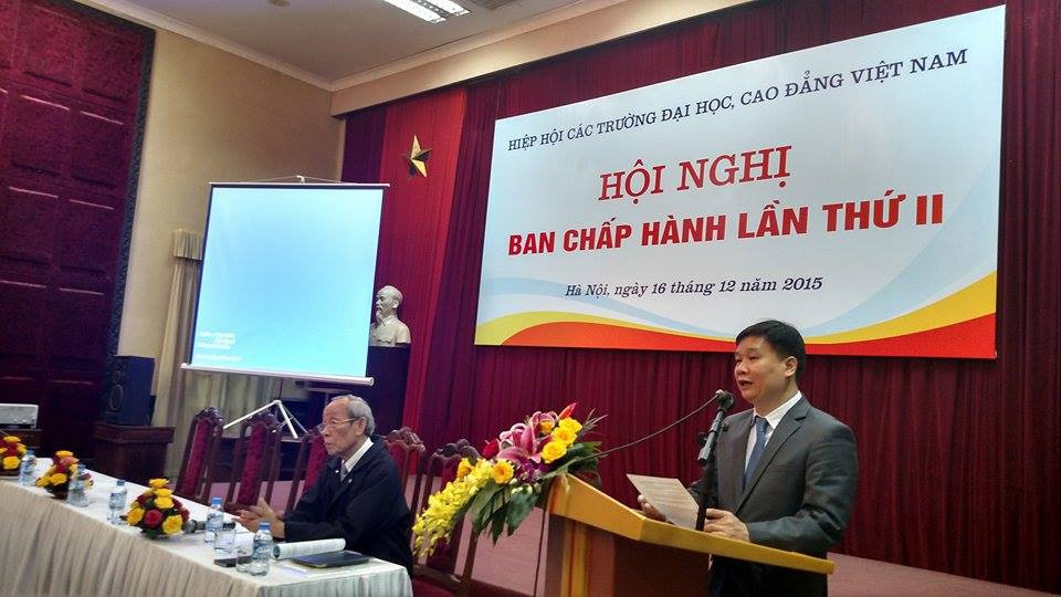 Ông Nguyễn Tiến Bình - Tổng biên tập Báo điện tử Giáo dục Việt Nam báo cáo tình hình tài chính của Hiệp hội (ảnh:Xuân Trung). Ông Nguyễn Tiến Bình - Tổng biên tập Báo điện tử Giáo dục Việt Nam báo cáo tình hình tài chính của Hiệp hội (ảnh:Xuân Trung).