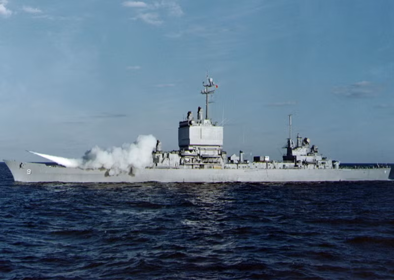 Tuần dương hạm USS Long Beach trang bị 2 lò phản ứng hạt nhân C1W, 2 động cơ tua-bin điện, có thể chạy đạt vận tốc 30 hải lý/h, và tầm hoạt động của nó không hạn chế. Thủy thủ đoàn 1.160 người bao gồm cả sĩ quan chỉ huy. Tuần dương hạm USS Long Beach trang bị 2 lò phản ứng hạt nhân C1W, 2 động cơ tua-bin điện, có thể chạy đạt vận tốc 30 hải lý/h, và tầm hoạt động của nó không hạn chế. Thủy thủ đoàn 1.160 người bao gồm cả sĩ quan chỉ huy.