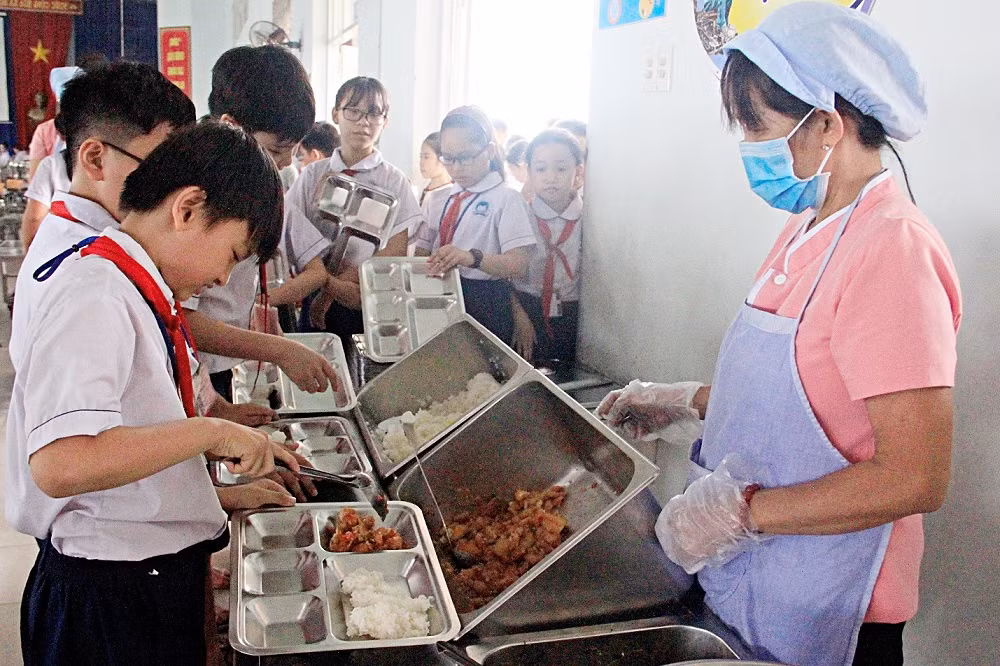 Bên cạnh chế độ ăn uống, giáo dục dinh dưỡng học đường đang được nhiều trường tiểu học chú trọng. Bên cạnh chế độ ăn uống, giáo dục dinh dưỡng học đường đang được nhiều trường tiểu học chú trọng.