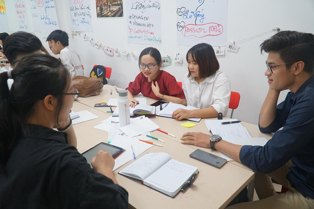 Sinh viên từ nhiều khối chuyên ngành khác nhau có cơ hội ngồi lại trao đổi về những kiến thức mới từ huấn luyện viên Sinh viên từ nhiều khối chuyên ngành khác nhau có cơ hội ngồi lại trao đổi về những kiến thức mới từ huấn luyện viên